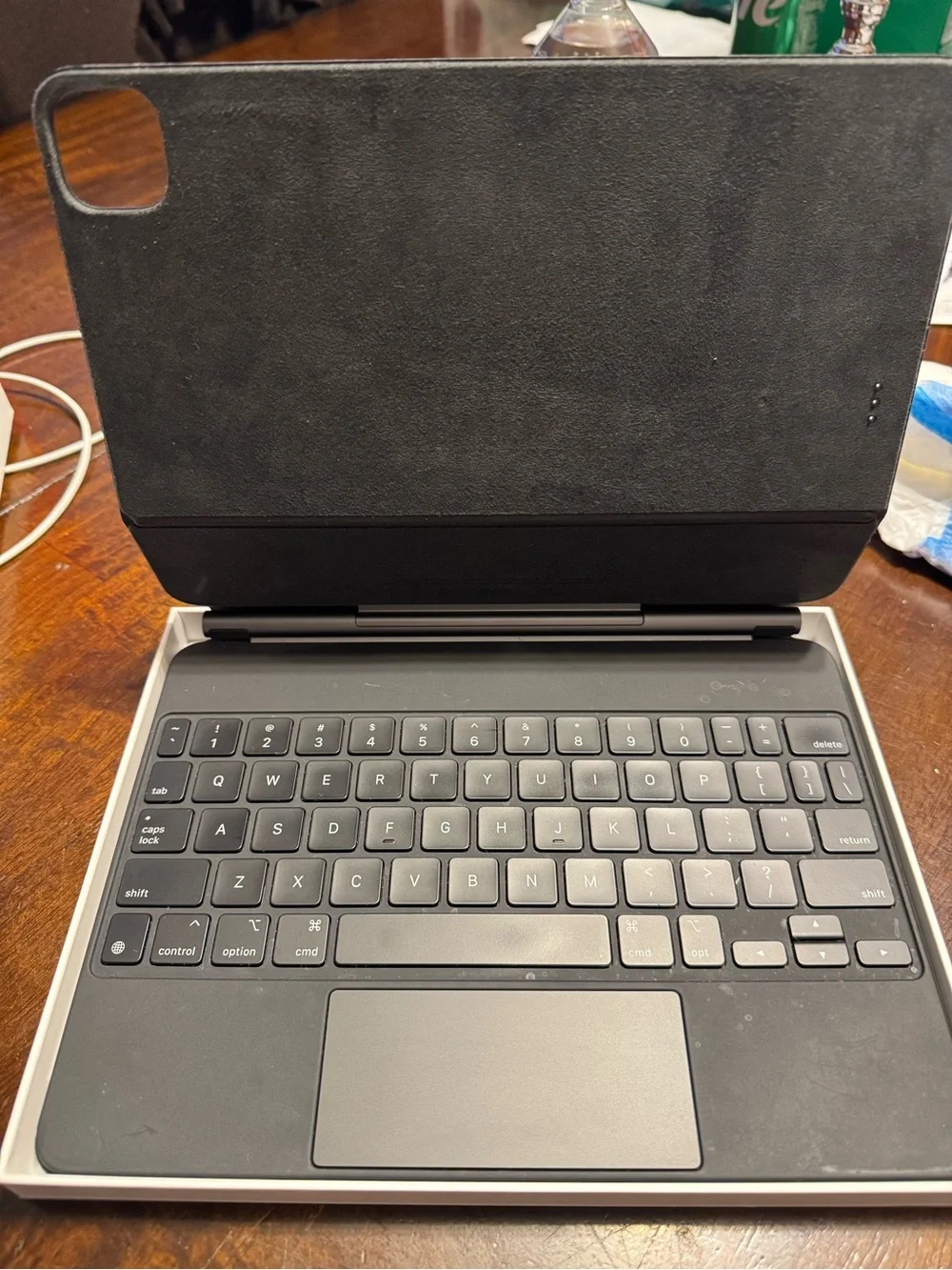 Apple iPad Air w/ Magic Keyboard (BUNDLE)